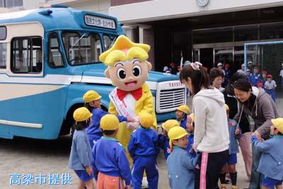 「ももっち」と高梁市立津川小学校を訪れたボンネットバス・トヨタDB100