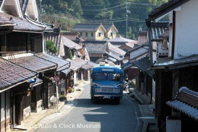 「吹屋ふるさと村」郷土館前を進むボンネットバス・トヨタDB100