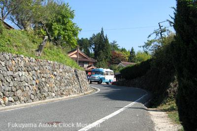 「吹屋ふるさと村」ベンガラ屋前から千枚駐車場へ向かうボンネットバス・トヨタDB100