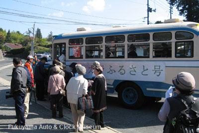 千枚駐車場でボンネットバス・トヨタDB100に試乗される徳島県からの観光客ご一行