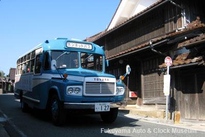 「吹屋ふるさと村」備北バス吹屋バス停前を進むボンネットバス・トヨタDB100