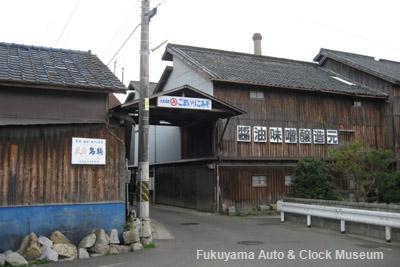 愛媛県今治市吉海町仁江で県道49号線を挟んで向かい合って建つ醸造蔵(北から撮影)