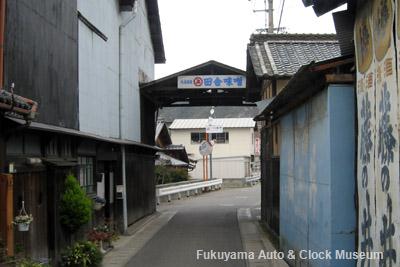 愛媛県今治市吉海町仁江で県道49号線を挟んで向かい合って建つ醸造蔵(南から撮影)