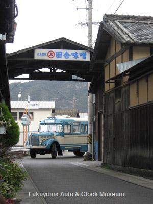 愛媛県今治市吉海町仁江・幸バス停〜吉海支所バス停間の狭隘な曲がり角を曲がるボンネットバス・日野BH15
