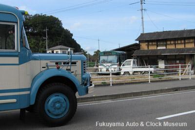 愛媛県今治市吉海町内に遺存する元瀬戸内海交通所有のいすゞ/富士重工業13型E(3E)の廃車体を訪れたボンネットバス・日野BH15