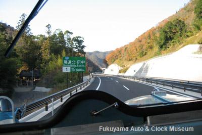 尾道自動車道尾道北IC南側を北進するボンネットバス・日野BH15