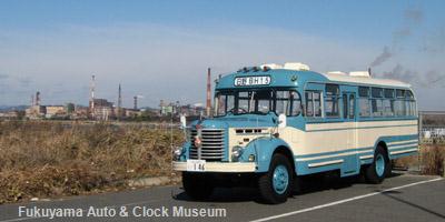 ボンネットバス・日野BH15(1961年式,帝国自動車工業) 2011年元旦、鋼管町を背景に福山港国際コンテナターミナル北側において