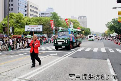 5月3日、ひろしまフラワーフェスティバルの花の総合パレードに出場したボンネットバス・ニッサンU690【クリックで掲載記事へリンク】