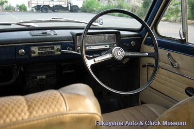 ダットサン サニー1000デラックス(初代B10前期型2ドアセダン,1966年式)の車内