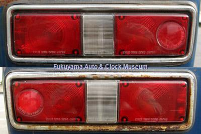 ダットサン サニー1000デラックス(初代B10前期型2ドアセダン,1966年式)のテールランプ・バックランプ・ウィンカーランプユニット(上が右側,下が左側)