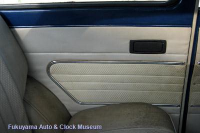 ダットサン サニー1000デラックス(初代B10前期型2ドアセダン,1966年式)の後部座席左側の内張り