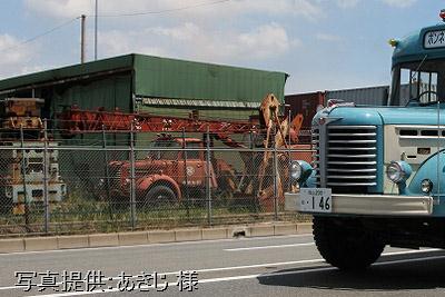 金網越しの日野の剣道面並び ボンネットクレーン車と当館のボンネットバス・BH15