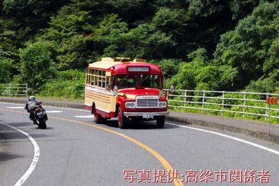 8月7日、ロマンチック街道313(国道313号線)を高梁市へ向かうボンネットバス・トヨタDB100【クリックで掲載記事へリンク】