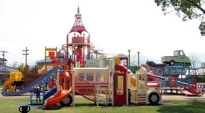 豊後高田市の中央公園に設置されているコンビネーション遊具
