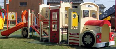 豊後高田市の中央公園に設置されているボンネットバス昭和ロマン号がモチーフの遊具