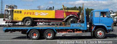 建設屋利幸様の愛車・ふそうFVに載せてもらったトヨタBM改木炭車(10月31日、山陽自動車道上り線小谷SAにおいて)