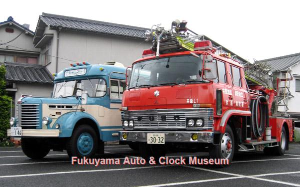 11月6日、「はたらく車ひろば in ロマンチック街道313」会場での三菱ふそうP−FM316J型はしご付消防ポンプ自動車(井原地区消防組合井原消防署所属)とボンネットバス・日野BH15の2台並び【クリックで掲載記事へリンク】
