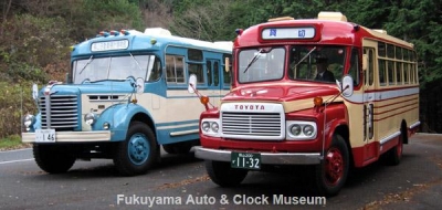 岡山県高梁市のボンネットバス・トヨタDB100(右)と当館の日野BH15 高梁市成羽町坂本・県道85号線 吉岡銅山跡入口において【クリックで大きく表示】