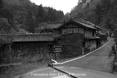 重要伝統的建造物群保存地区「吹屋」の東側入口・下谷地区を行くボンネットバス・日野BH15【クリックでカラー画像を表示】