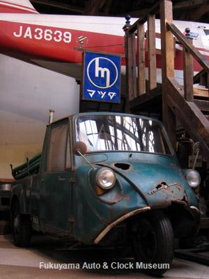 マツダT600衛生車の上部に展示したマツダの古い内照式看板