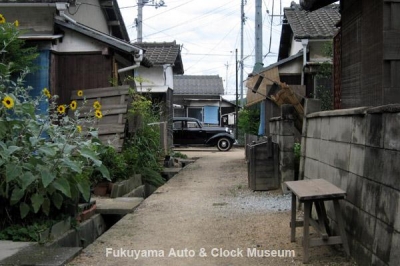 NHK土曜ドラマスペシャル「とんび」に出演のメルセデス・ベンツ170S-D 西大寺の市営住宅において【クリックで大きく表示】