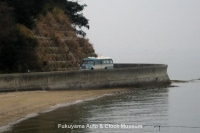 岡山県浅口市寄島町・青佐鼻海岸を行くボンネットバス・日野BH15【クリックで大きく表示】