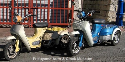 ダイハツ ハロー(エンジン車,型式B10)とハローBC(電動車,型式B20)の2台並び【クリックで大きく表示】