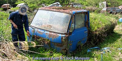 兵庫県某所の廃車体集積地にあるマツダ タイタン(初代前期型)の廃車体