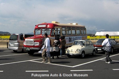PRのため道の駅 笠岡ベイファームを訪れた高梁市のボンネットバス・トヨタDB100と当館のスバル360DX【クリックで大きく表示】