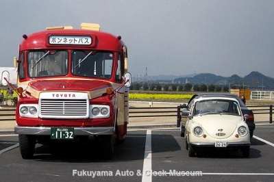 PRのため道の駅 笠岡ベイファームを訪れた高梁市のボンネットバス・トヨタDB100と当館のスバル360DX【クリックで大きく表示】