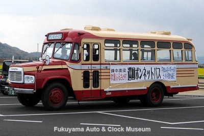 PRのため道の駅 笠岡ベイファームを訪れた高梁市のボンネットバス・トヨタDB100【クリックで大きく表示】