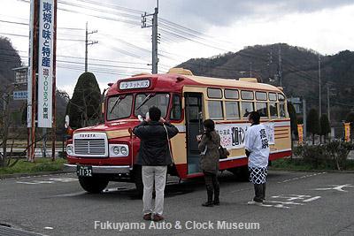 PRのため道の駅 遊YOUさろん東城を訪れた高梁市のボンネットバス・トヨタDB100