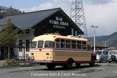 PRのため道の駅 遊YOUさろん東城を訪れた高梁市のボンネットバス・トヨタDB100