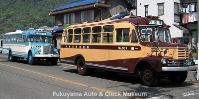 鞆鉄道の いすゞBX341(前側)と 当館の日野BH15(後側) ボンネットバス縦列2台並び【クリックで大きく表示】