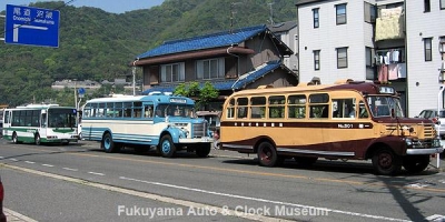 ボンネットバス2台と鞆鉄道の新車・三菱ふそうエアロミディSKG-MK27FH(社番F2-211)【クリックで大きく表示】