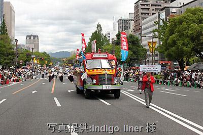 2012年5月3日、ひろしまフラワーフェスティバルの花の総合パレードに出場したボンネットバス・日野BA14