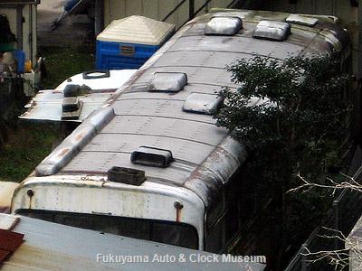 この廃車体(廃バス)は何でしょう?