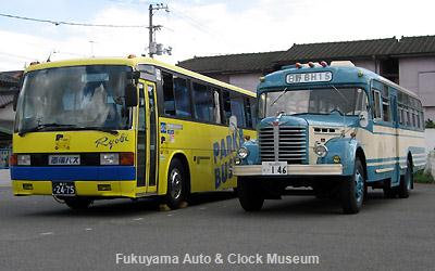 ボンネットバス・日野BH15(1961年式,帝国自動車工業)と両備バスの三菱ふそうエアロバスSDとの2台並び 当館バス駐車場において