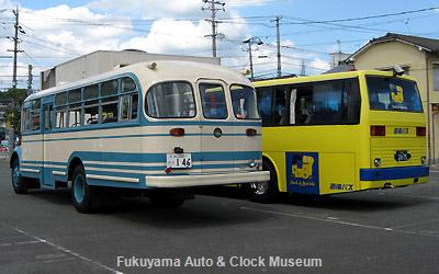 ボンネットバス・日野BH15(1961年式,帝国自動車工業)と両備バスの三菱ふそうエアロバスSDとの2台並び 当館バス駐車場において