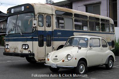 1968年式車2台並び 三菱ふそうMR620とスバル360DX