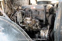 ボンネットトラック・ニッサンディーゼルT80系に搭載のUD4型エンジン 画像の搭載車は1968年式のクレーン車【クリックで大きく表示】