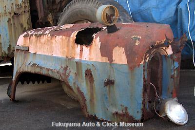 元中鉄バスのニッサンU690(1964年式,富士重工業)廃車体 右側フロント フェンダー