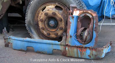 元中鉄バスのニッサンU690(1964年式,富士重工業)廃車体 ラジエーター シェルと左側フロント フェンダーの一部