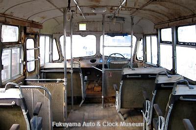 元中鉄バスのニッサンU690(1964年式,富士重工業)廃車体 車内前部