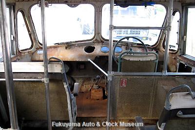 元中鉄バスのニッサンU690(1964年式,富士重工業)廃車体 車内左側最前列席(二人がけ)と運転台