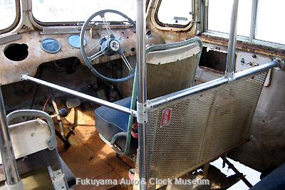 元中鉄バスのニッサンU690(1964年式,富士重工業)廃車体 運転席まわり