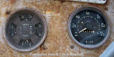 元中鉄バスのニッサンU690(1964年式,富士重工業)廃車体 (右側)スピードメーターと(左側)コンビネーションメーター