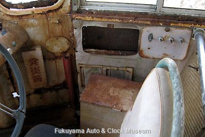 元中鉄バスのニッサンU690(1964年式,富士重工業)廃車体 運転席右側の装備