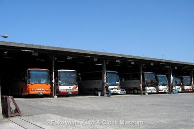 旧井笠鉄道 福山自動車営業所 貸切車の並ぶ車庫 10月16日撮影【クリックで大きく表示】