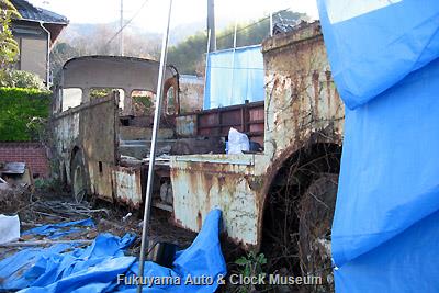 呉市広両谷にあった元広島電鉄のリアエンジンバス(貸切車)・いすゞBC151P(川崎航空機工業・昭和35年10月製造)廃車体の現地解体状況 2009年3月26日撮影